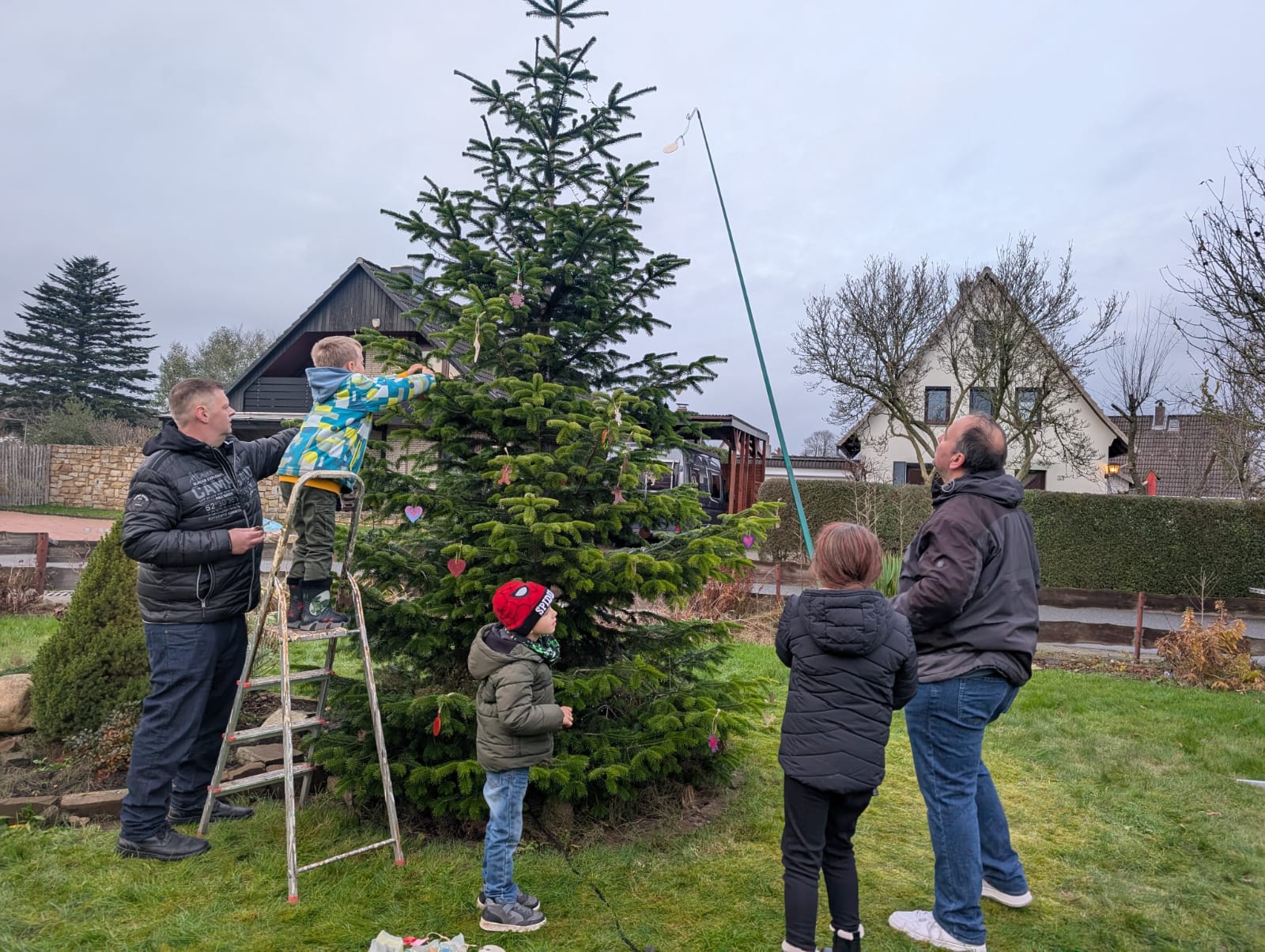 Schmücken des Weihnachtsbaumes